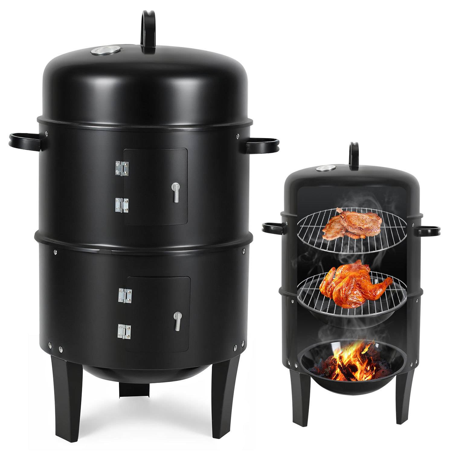 „Zweigeteilter schwarzer Smoker-Grill mit Griffen; ein offener Bereich zeigt grillendes Fleisch, der andere ist geschlossen. Flammen sind unter den Rosten sichtbar.