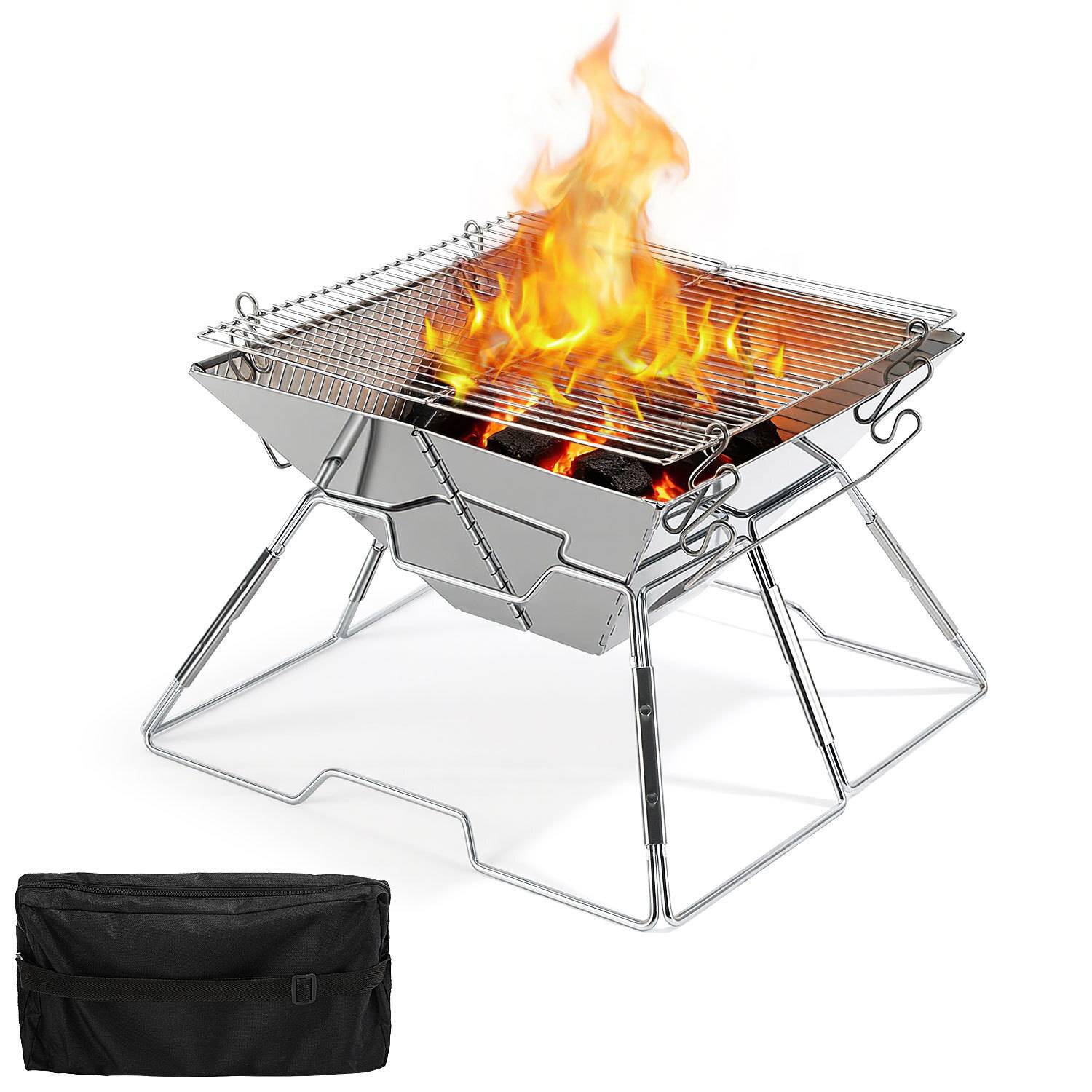 Ein tragbarer Edelstahlgrill mit einem darüber brennenden Feuer, auf einem klappbaren Ständer platziert. Ein schwarzer Transportkoffer befindet sich in der Nähe.