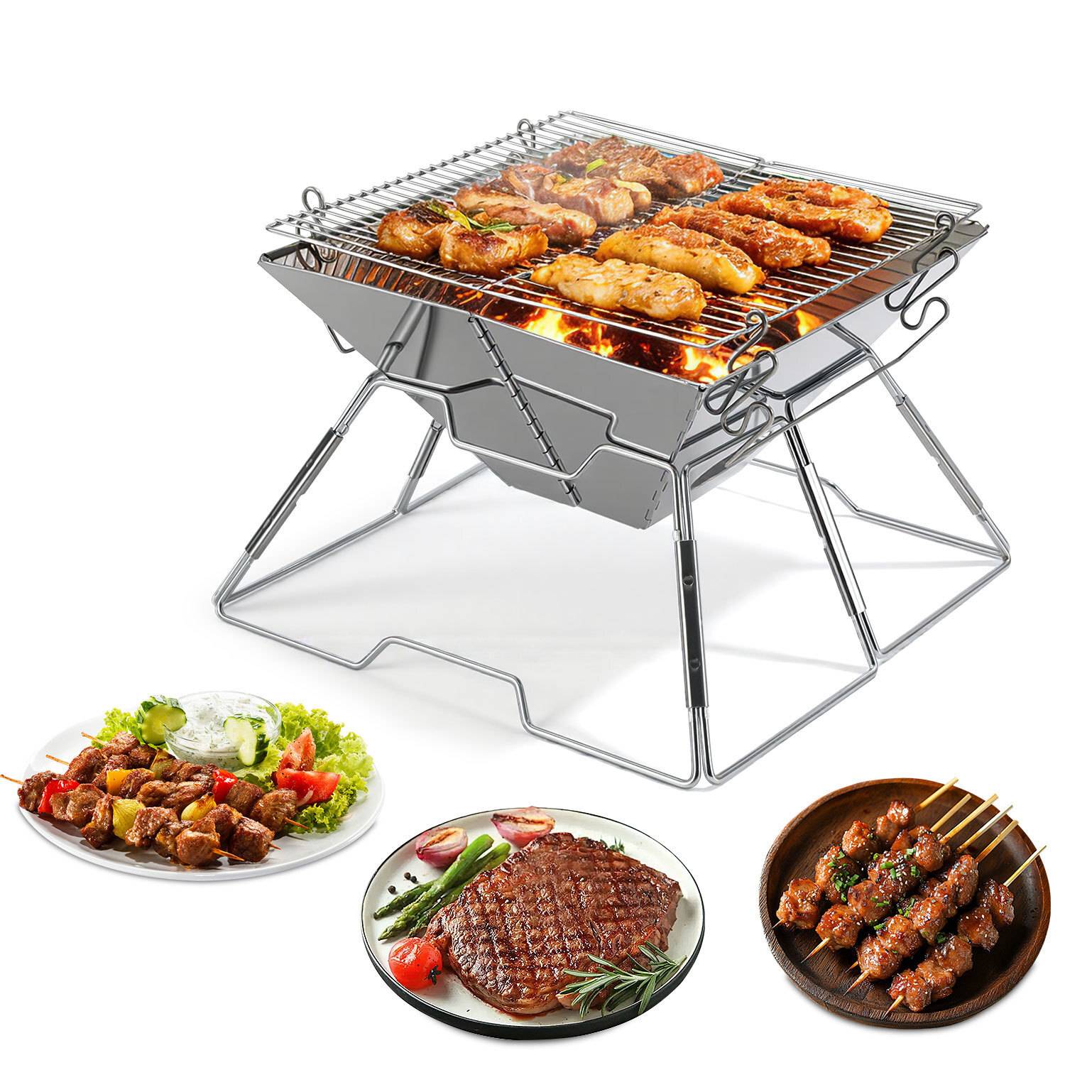 Ein tragbarer Grill mit verschiedenen Fleischsorten, die oben garen, mit Hähnchen und Spießen. Teller mit gegrillten Gerichten und Beilagen sind unten angeordnet.