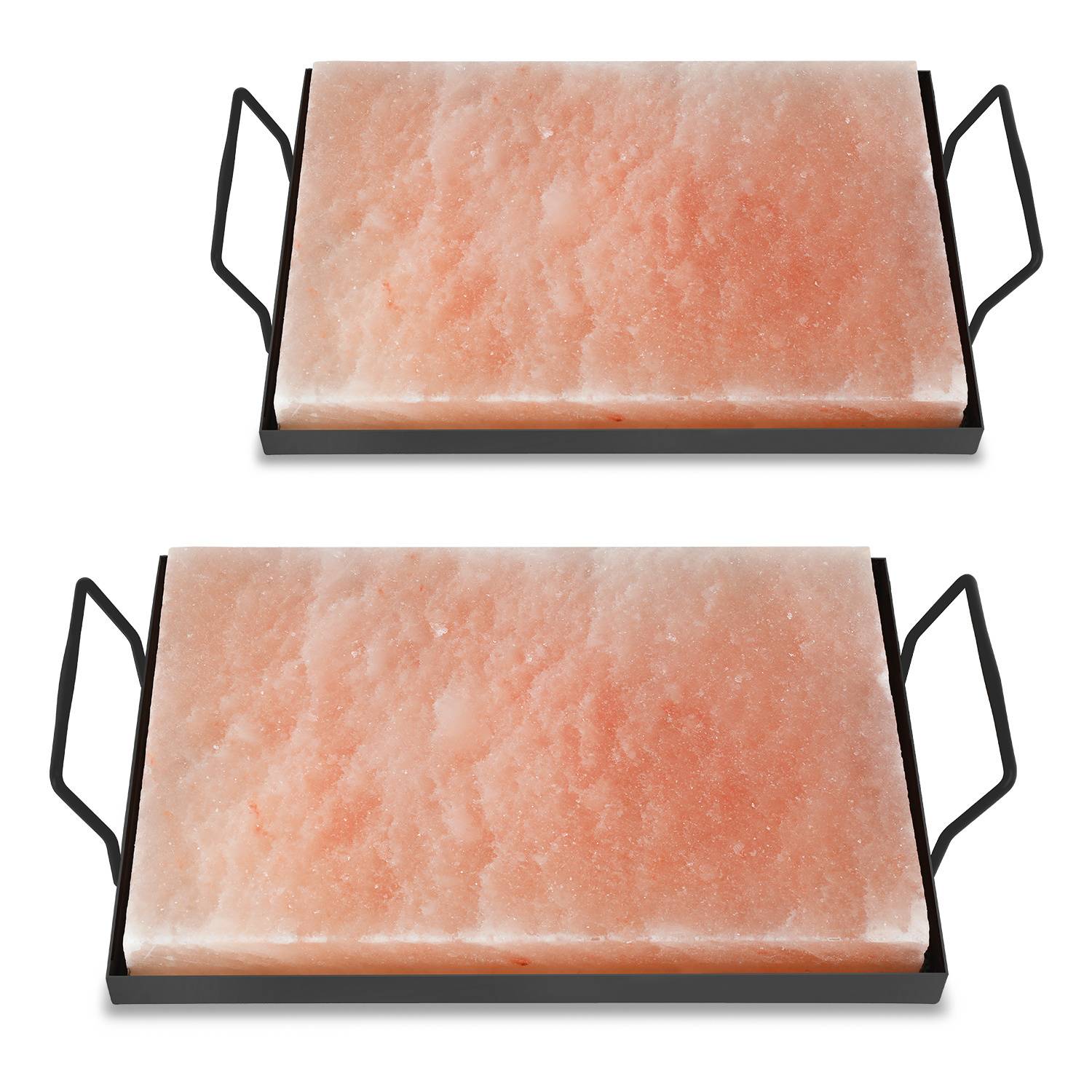 Zwei rechteckige Himalaya-Salzblöcke mit schwarzen Metallgriffen, die zum Kochen oder Servieren verwendet werden. Die Blöcke haben eine rosa Farbe.