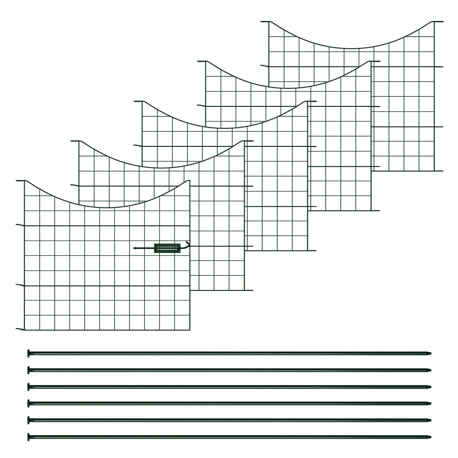 Fünf überlappende flexible Gitterpaneele mit gebogenen Oberteilen und acht schlanke, gerade Stäbe, möglicherweise Teile zum Konstruieren einer Gartenstruktur.