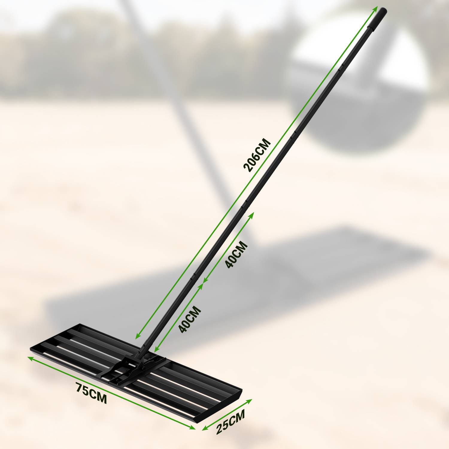 Ein Metallrechen liegt auf Sand, mit folgenden Maßen: Stiellänge 206cm, Blattlänge 40cm, Breite 75cm, Tiefe 25cm.