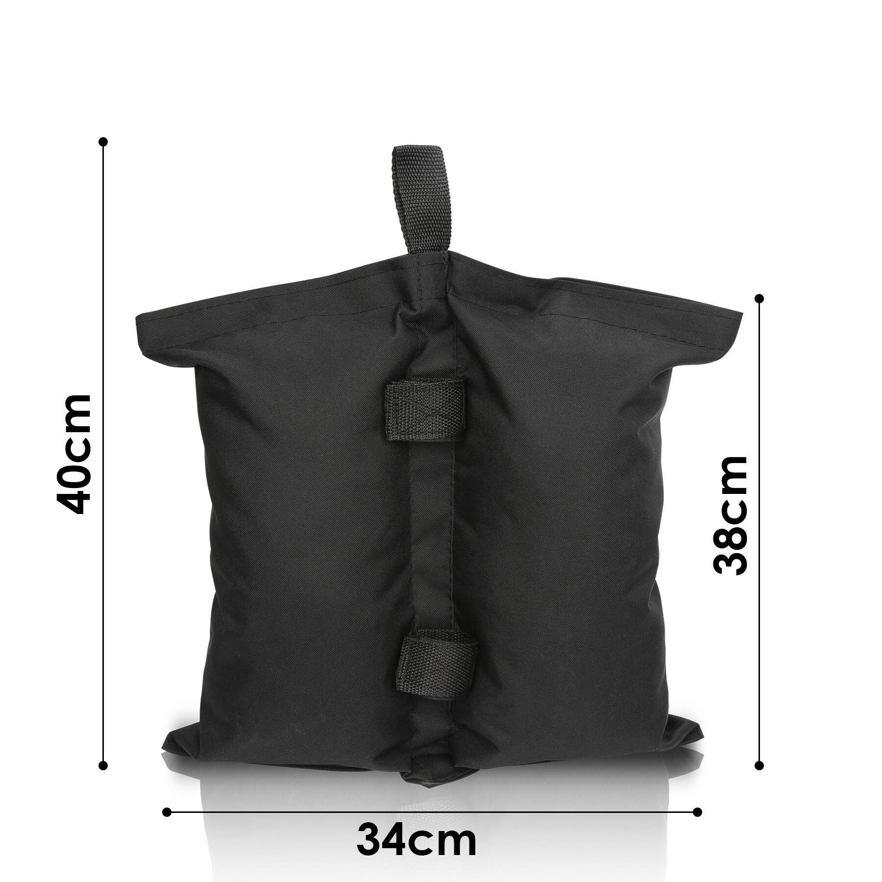Ein schwarzer Sandsack wird gezeigt, der 40 cm Höhe und 34 cm Breite misst. Er verfügt über einen Griff und einen Riemen an der Oberseite mit einer gewölbten Form.