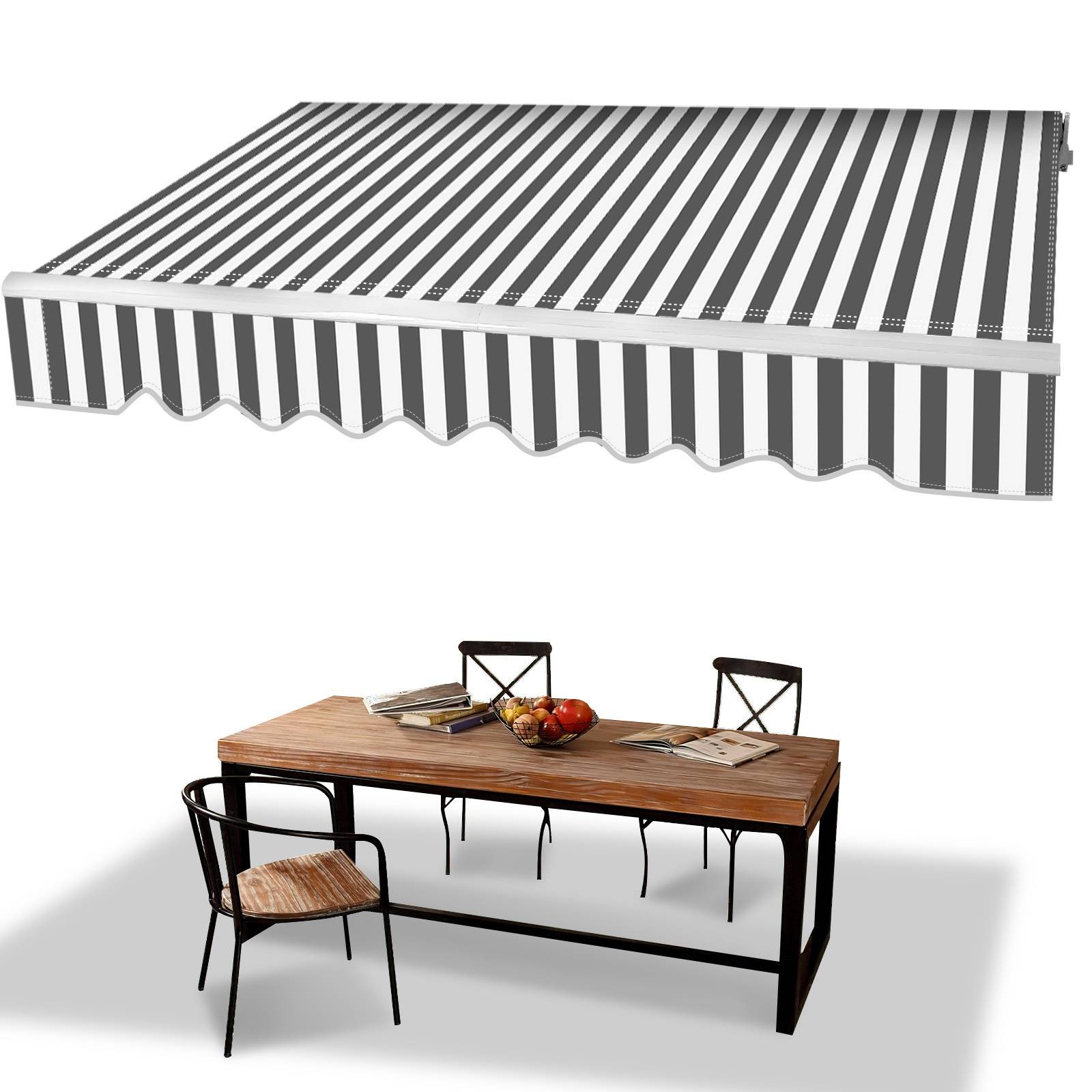 Ein schwarz-weiß gestreiftes einziehbares Markisendach erstreckt sich über einen Holzesstisch mit drei Stühlen. Eine Obstschale steht auf dem Tisch.