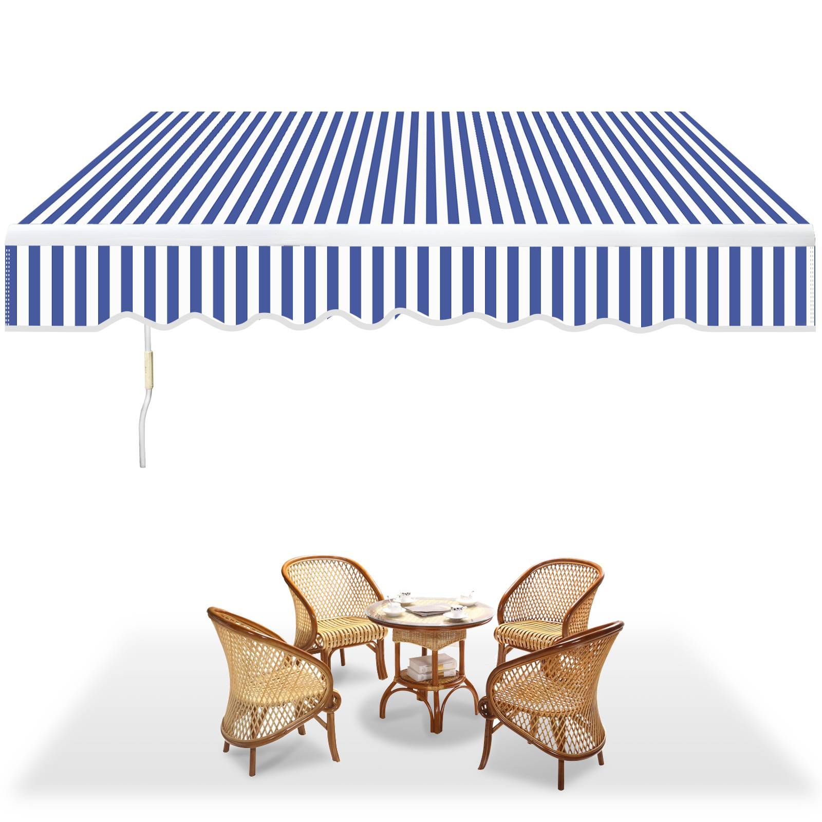 Ein blau-weiß gestreiftes Markisendach spendet Schatten für einen kleinen Außensitzbereich mit vier Korbstühlen und einem runden Tisch.