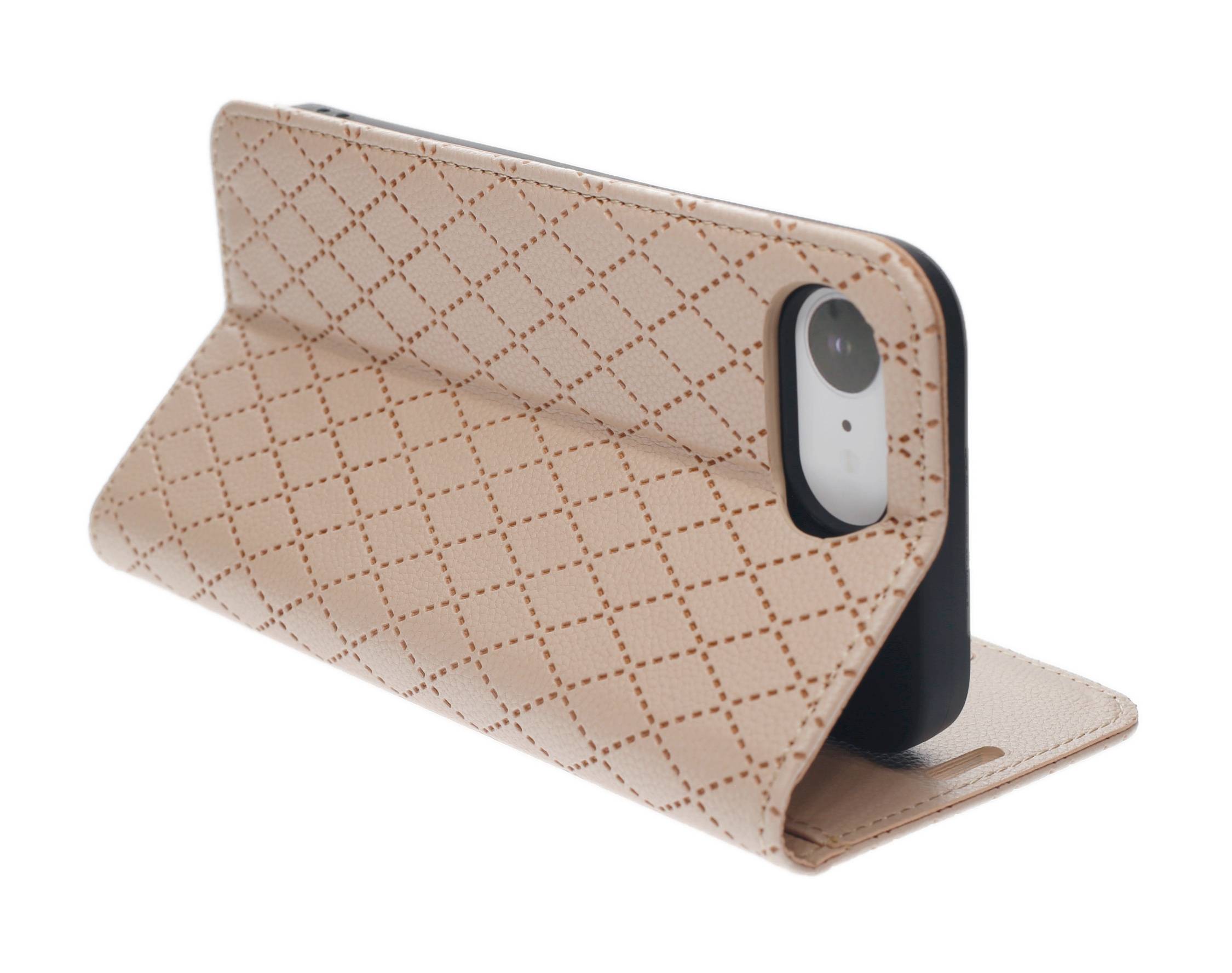 Ein beiges, diamantmustertes Ledertelefongehäuse, das teilweise geöffnet ist und die rückwärtige Kamera eines Telefons zeigt. Das Gehäuse hat ein faltbares Design zur Ständerunterstützung.