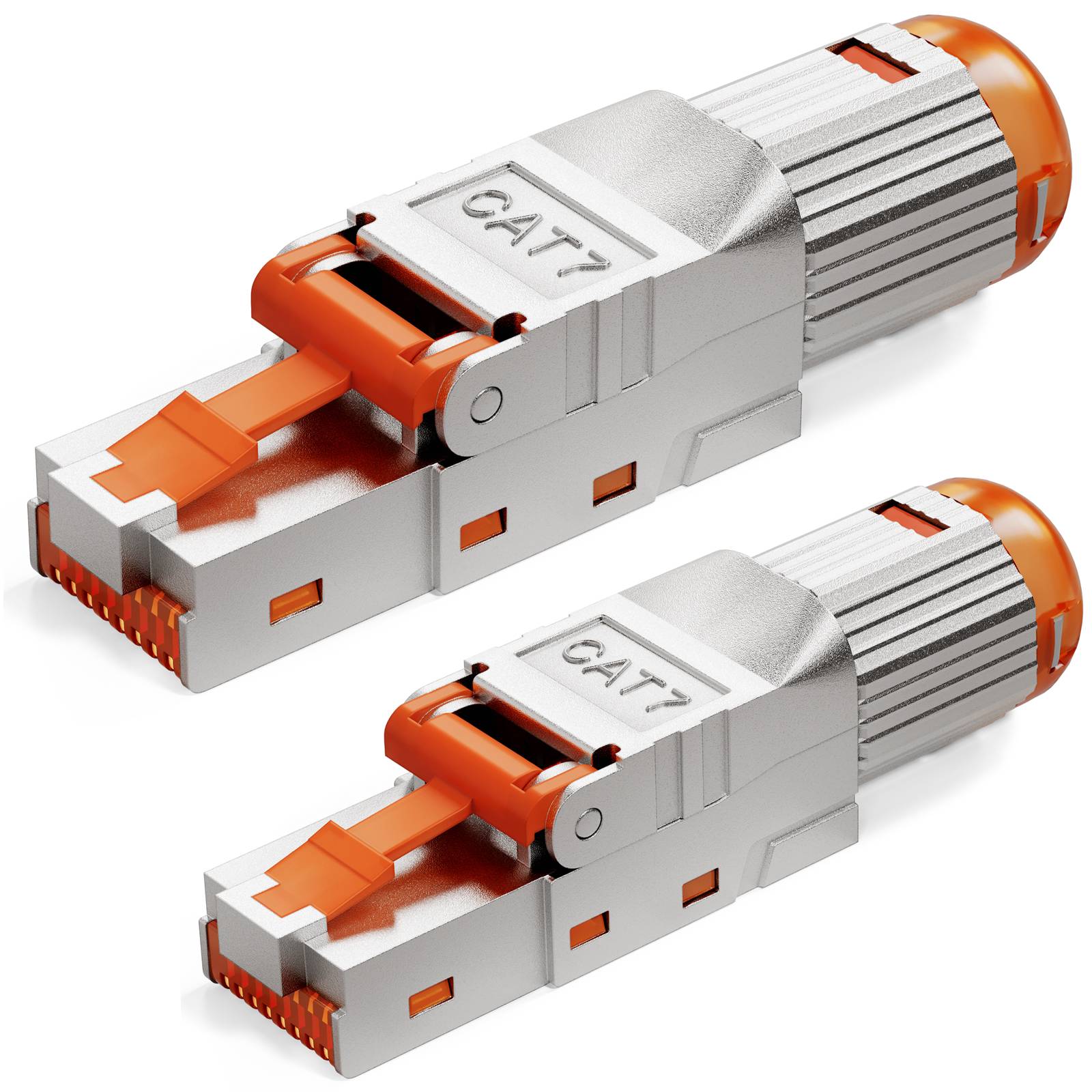 „Zwei silberne und orangefarbene CAT7-Ethernet-Stecker nebeneinander angeordnet, wobei das Steckerdesign und die Farbe hervorgehoben werden.