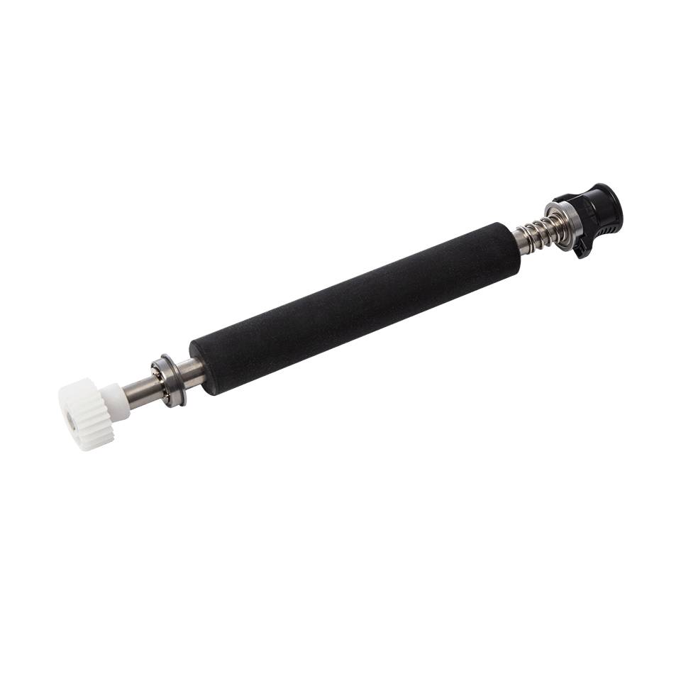 Eine Walze mit zylindrischer Form, die einen schwarzen Gummikörper und Metallenden hat, wobei ein Ende einen weißen Knauf aufweist, vor einem schwarzen Hintergrund platziert.