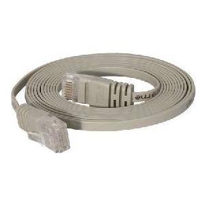 Ein flaches, graues Ethernet-Kabel, ordentlich aufgerollt, mit klaren Steckern an beiden Enden.