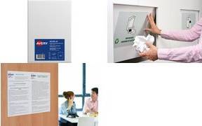 Zwei Menschen sitzen an einem Tisch und diskutieren, während einer Notizen macht. Bild einer Hand, die Papier recycelt, und Avery-Druckeretikett in der Nähe.