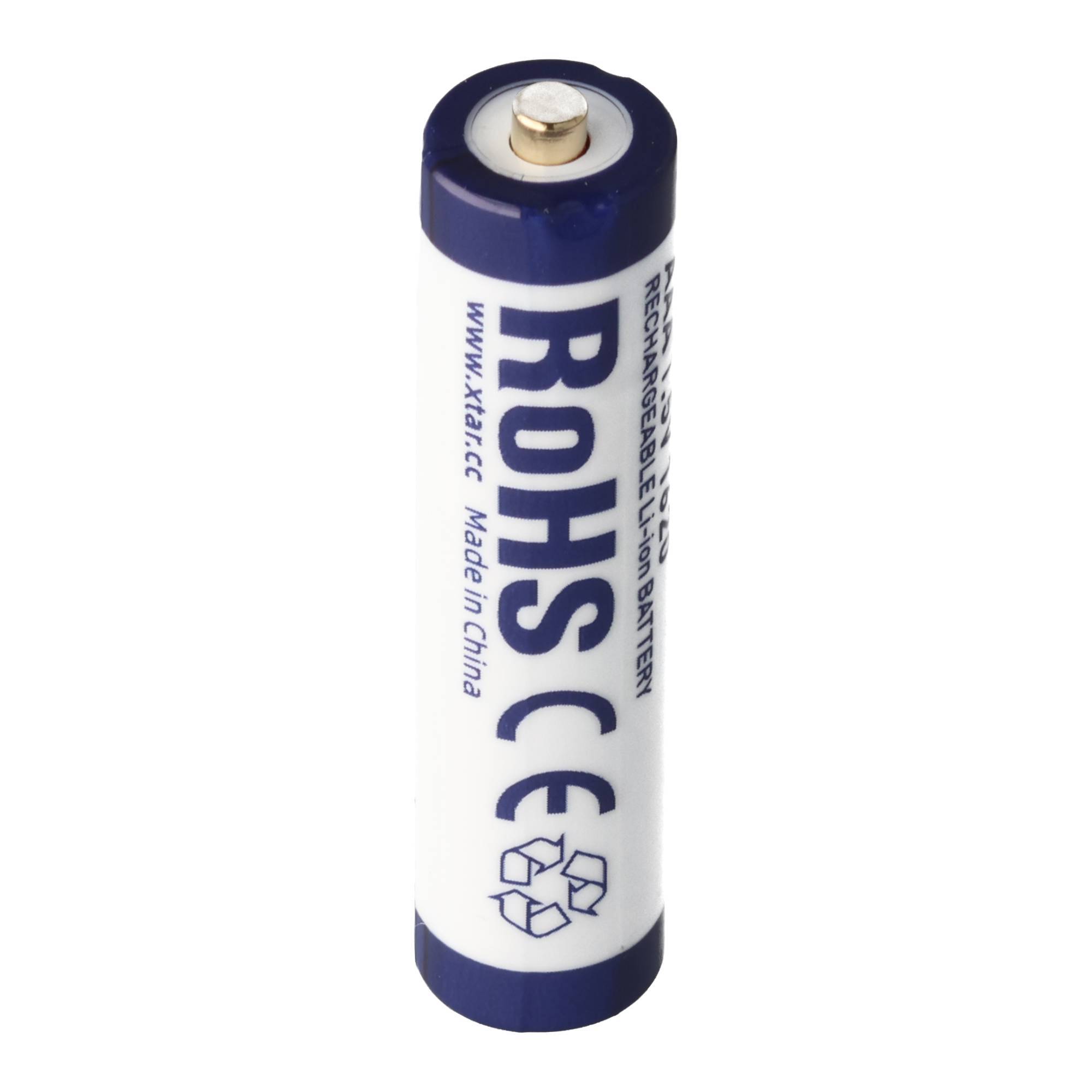 Eine einzelne wiederaufladbare AA-Batterie mit ROHS-Kennzeichnung, aufrecht auf weißem Hintergrund abgebildet.