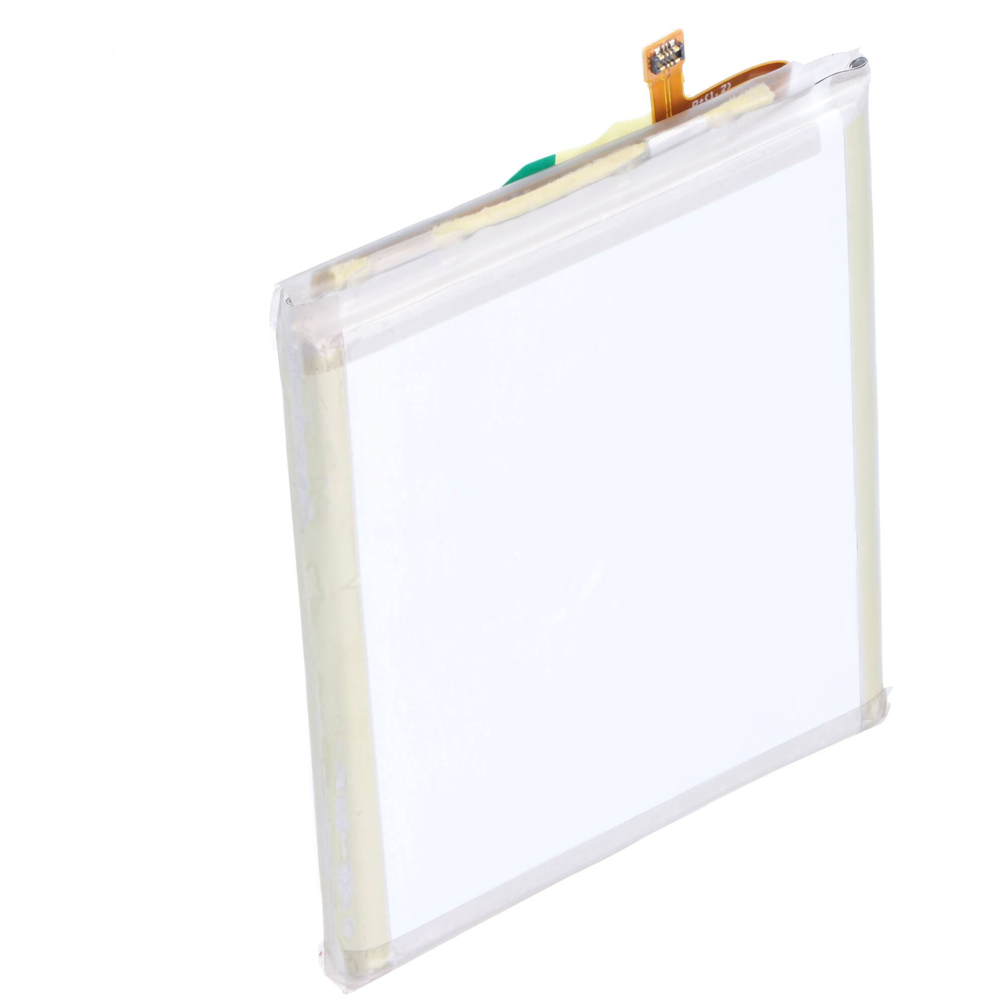 Ein rechteckiges Lithium-Polymer-Akku mit einem kleinen angebrachten Schaltkreis-Stecker wird vor einem weißen Hintergrund gezeigt.