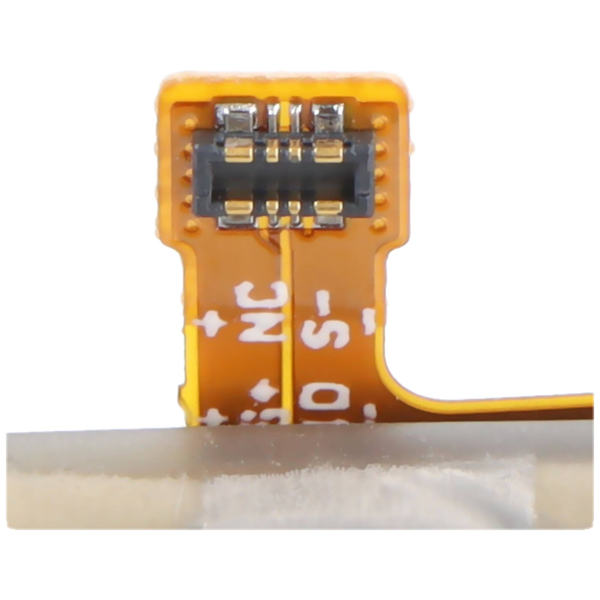 Nahaufnahme eines orangefarbenen elektronischen Steckers mit sichtbarer Schaltung und Kontakten auf einem gelben flexiblen Streifen, was auf eine elektronische Komponente hindeutet.