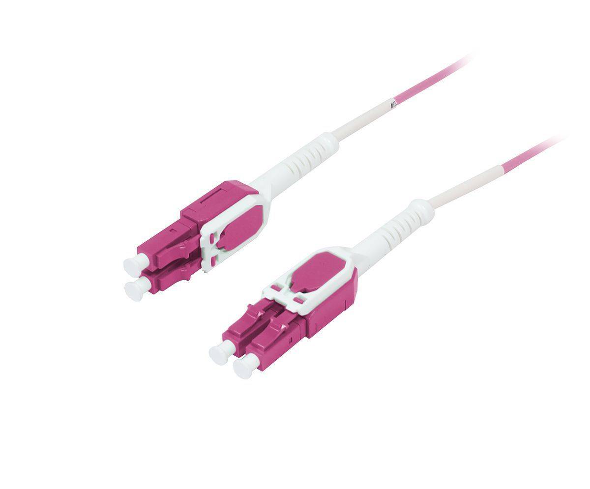 Zwei magentafarbene Lichtwellenleiterkabelverbinder mit weißem Gehäuse, die duale Stecker-Enden für Netzwerk- oder Kommunikationsaufbau zeigen.