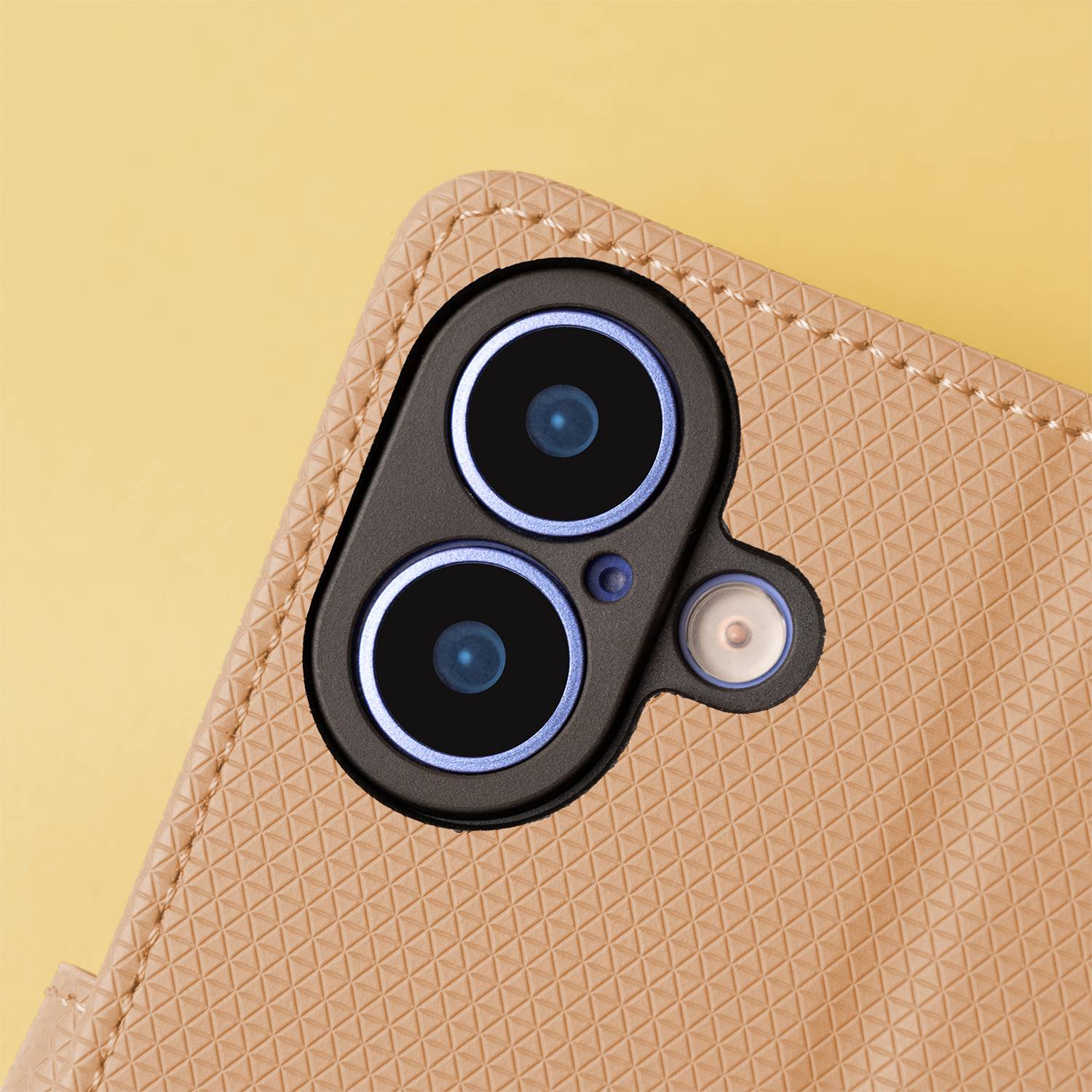 Nahaufnahme eines Smartphones mit Dual-Kameras und Blitzlicht auf einer strukturierten beigen Schutzhülle vor gelbem Hintergrund.