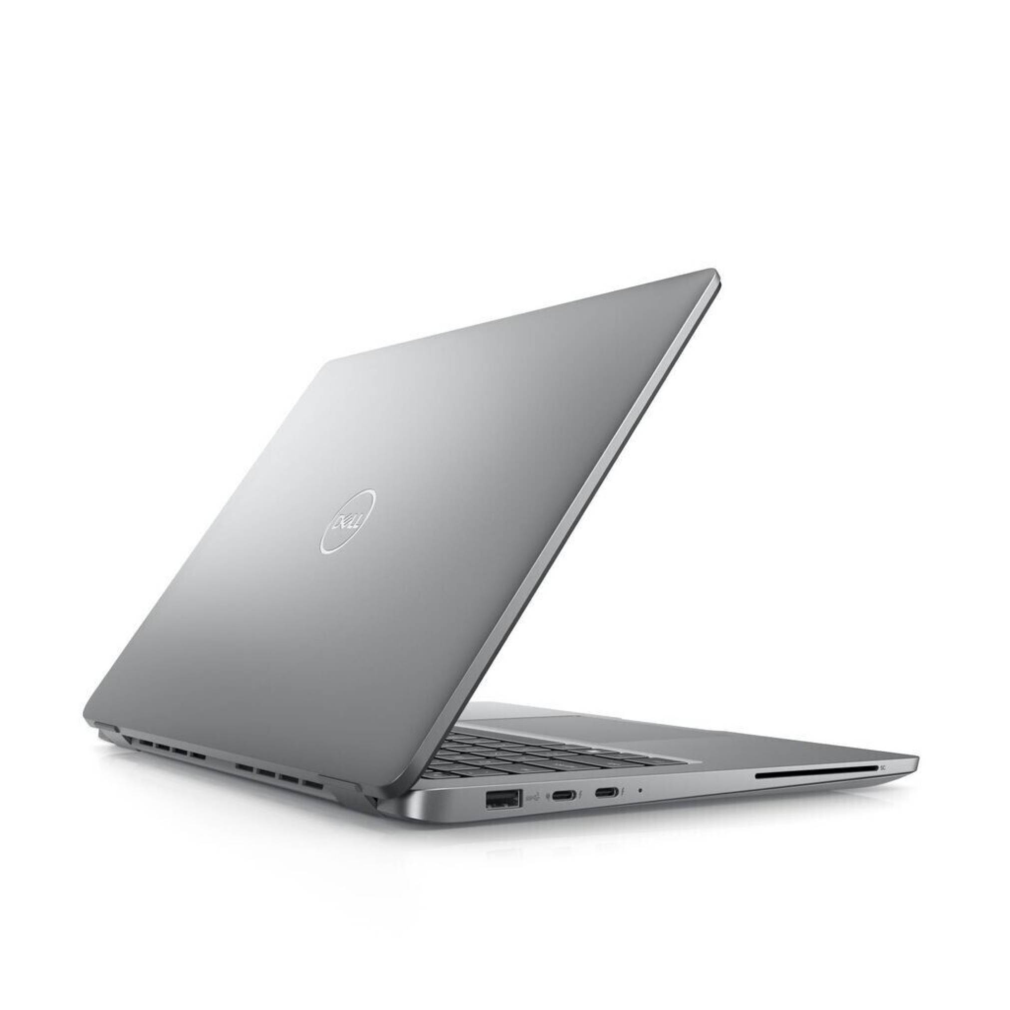 Silber Dell-Laptop, teilweise geöffnet auf weißem Hintergrund, von der hinteren linken Seite betrachtet.