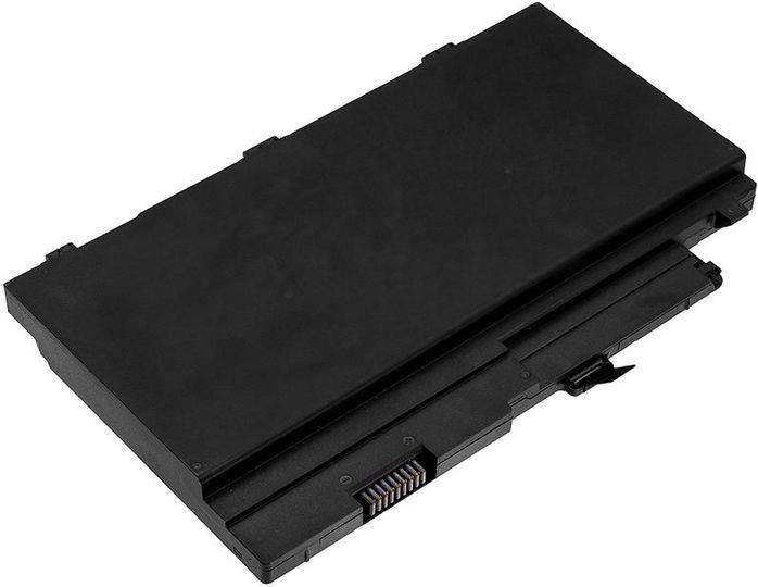 Ein schwarzer rechteckiger Lithium-Ionen-Laptop-Akku mit sichtbaren Steckerkontakten, aus einer angewinkelten Draufsicht gezeigt.