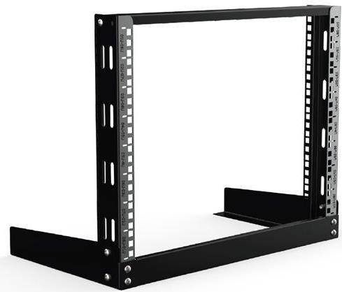 Serverrack-Rahmen mit geöffnetem Seitenpaneel, das Befestigungslöcher für elektronische Geräte zeigt. Der Rahmen ist schwarz und erscheint leer.