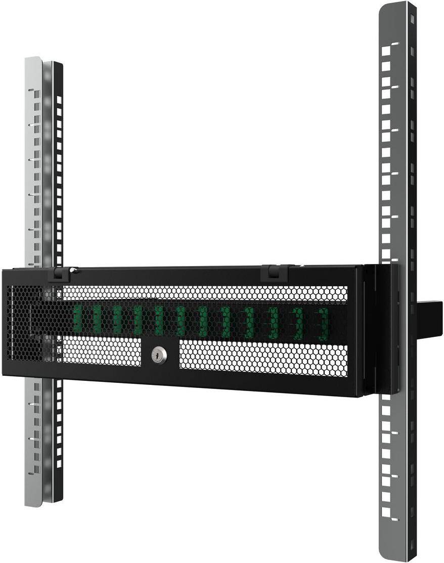 Eine schwarze horizontale Server-Rack-PDU mit Mesh-Frontblende und sichtbaren Nummernmarkierungen, montiert zwischen zwei vertikalen Rahmen.