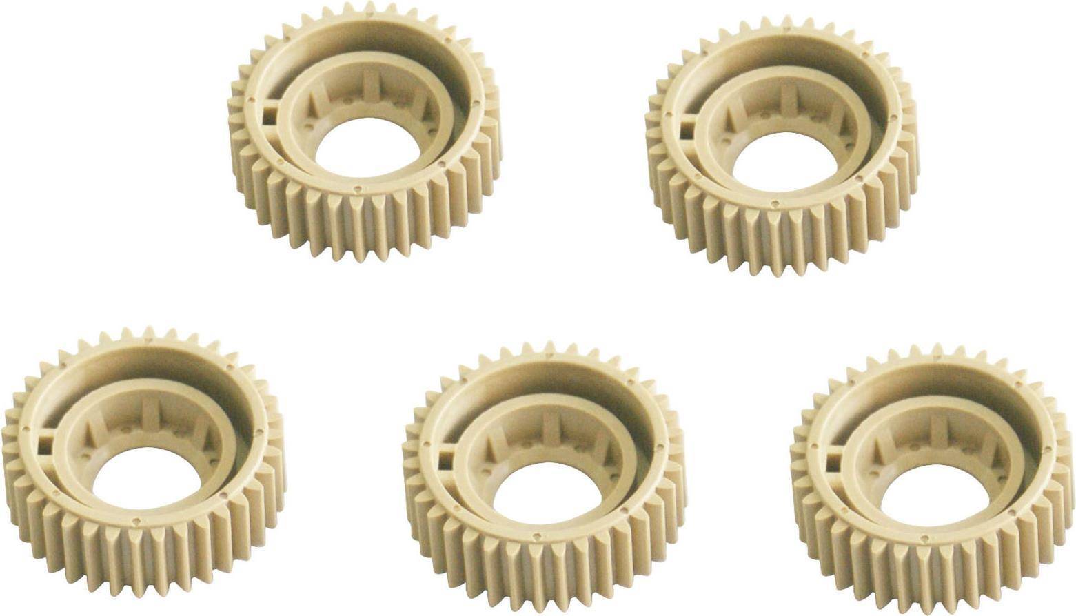 Fünf beige Kunststoffzahnräder in einem Muster auf weißem Hintergrund angeordnet.
