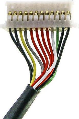 Eine Nahaufnahme eines mehrfarbigen Flachbandkabels mit verschiedenfarbigen Drähten und einem weißen Stecker mit mehreren Pins, verwendet für elektronische Verbindungen.