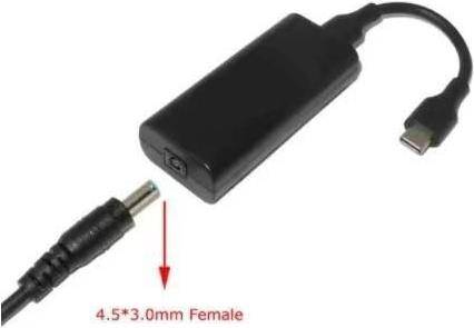 Ein schwarzes Netzteil und ein 4,5*3,0mm Buchsenstecker, hervorgehoben durch einen roten Pfeil, auf weißem Hintergrund dargestellt.