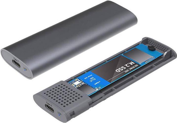 Ein offenes graues M.2 SSD-Gehäuse mit sichtbarem SSD-Chip und einem USB-C-Anschluss, das interne Komponenten zeigt. Die obere Abdeckung ist entfernt und neben dem Gehäuse platziert.