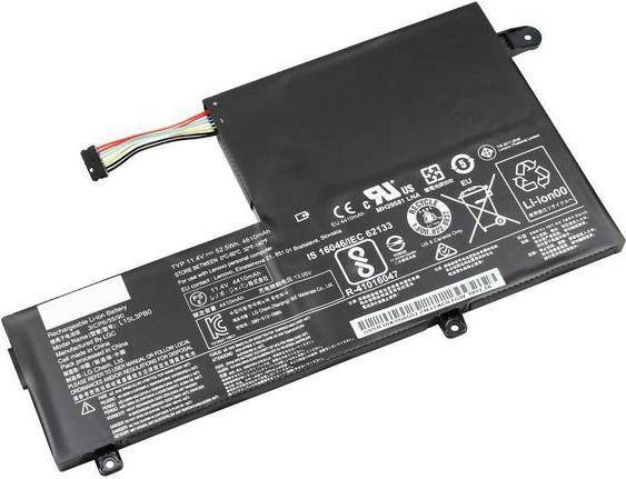 Ein rechteckiger schwarzer Laptop-Akku mit mehreren Zertifizierungssymbolen und Etiketten, die Spezifikationen angeben. Er hat farbcodierte Drähte, die angebracht sind.