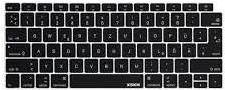 Eine schwarze Computertastatur mit weißer Beschriftung, die das QWERTY-Layout und verschiedene Funktionstasten zeigt, konzipiert für Standard-Tippaufgaben.