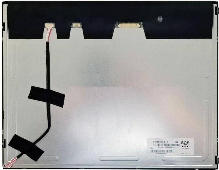 „LCD-Anzeigetafel auf der Rückseite, mit Steckern und Kabeln, die auf der Oberfläche mit Klebeband befestigt sind, mit Produktetikett und sichtbaren Spezifikationen in der Ecke.