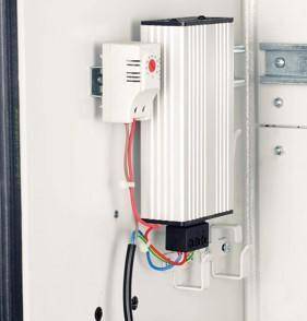 Elektrisches Gerät an der Wand montiert, mit metallischer Abdeckung, sichtbaren Drähten und einem roten Anzeigeknopf.