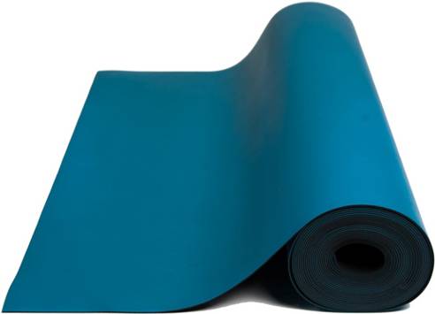 Eine aufgerollte blaue Yogamatte, die auf einer weißen Oberfläche teilweise ausgerollt ist und ihre glatte Textur und Dicke zeigt.