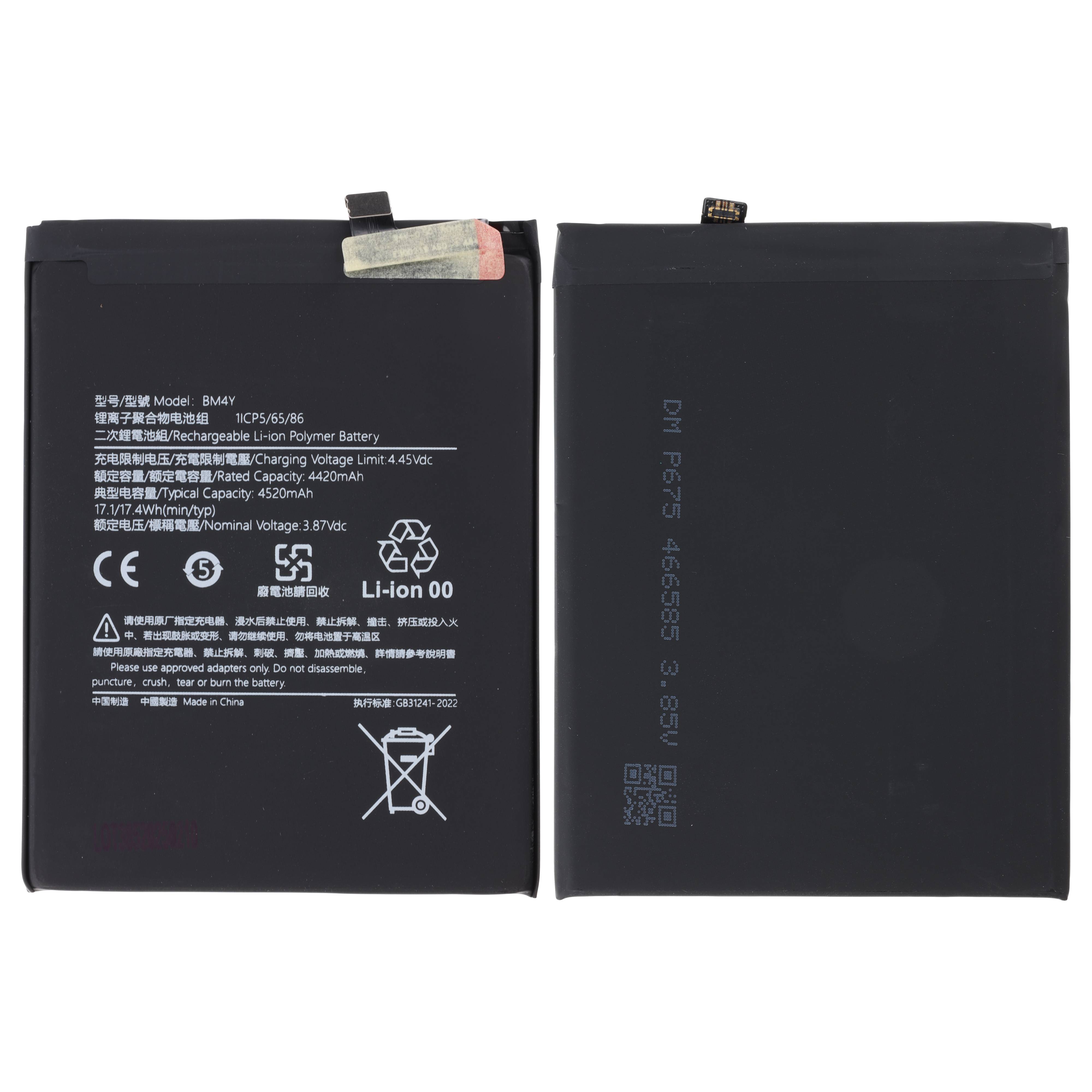 Zwei schwarze rechteckige Lithium-Ionen-Batterien mit technischen Spezifikationen und Sicherheitssymbolen in weißer Schrift gedruckt.