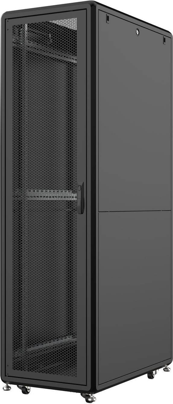 Ein hohes, schwarzes Serverregal mit einer Gittertür, die teilweise offen ist und die elektronische Ausrüstung im Inneren zeigt. Der Raum ist schwach beleuchtet.