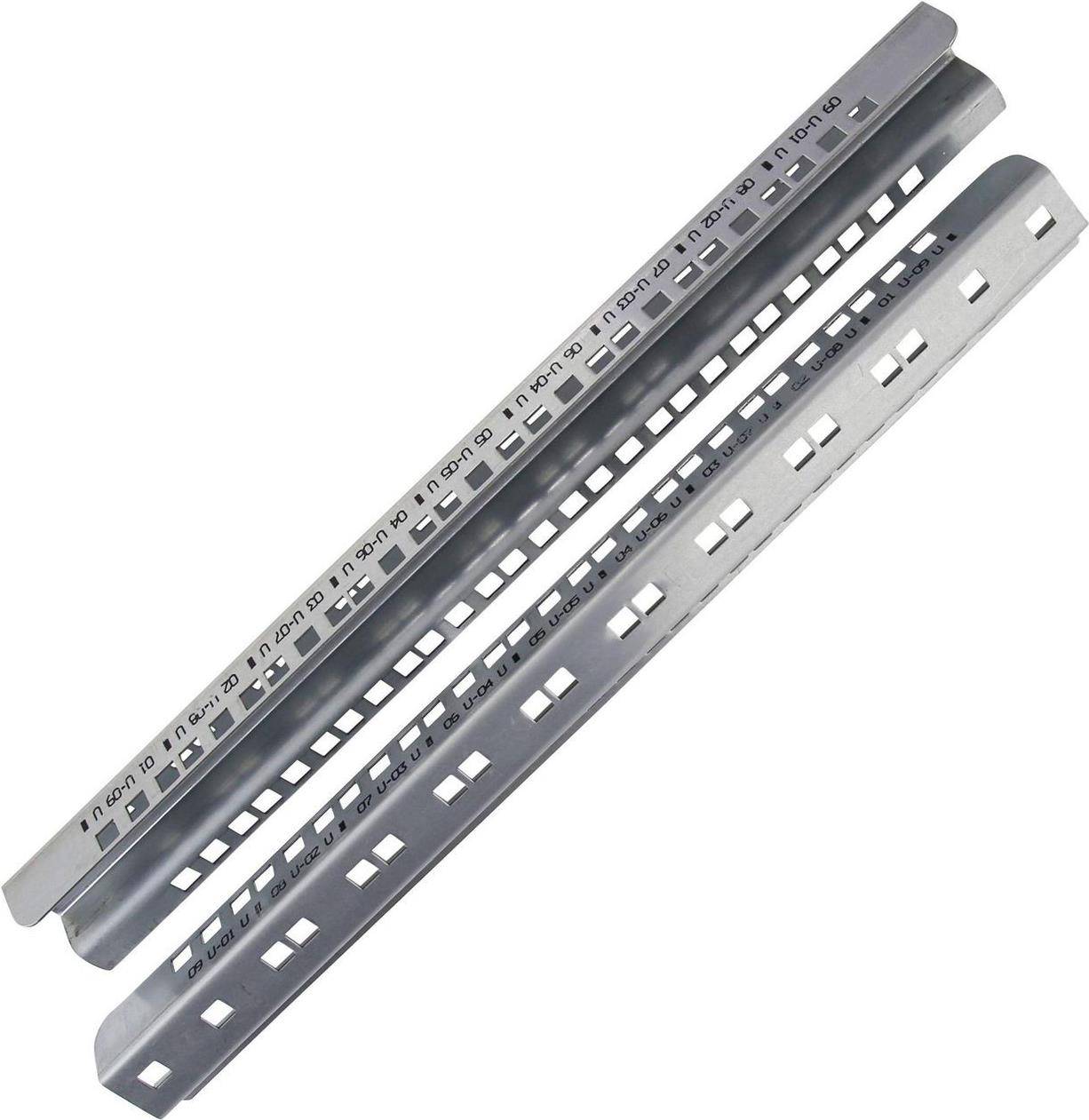 Zwei Metall-Lochschellen mit einer Reihe von gleichmäßig verteilten Löchern und Schlitzen, die für Befestigungs- oder Montageanwendungen verwendet werden.