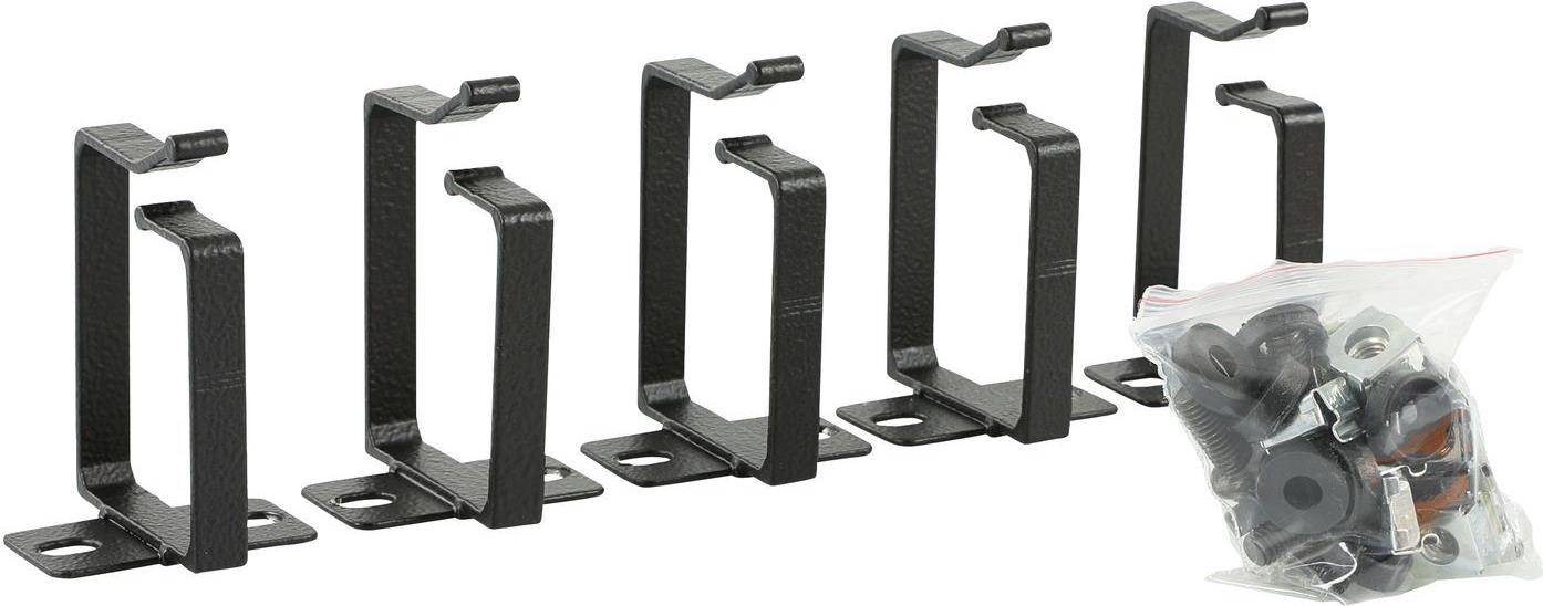 Metallklammern mit abgewinkelten Haken und Befestigungslöchern, die zur Sicherung oder Unterstützung von Objekten an Wänden oder Decken verwendet werden.