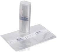 Eine Rolle mit transparenten Vakuumierbeuteln steht aufrecht, mit einem weiteren Beutel flach davor ausgebreitet. Die Verpackung ist schlicht und betont die Zweckmäßigkeit.