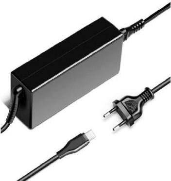 Ein schwarzer Netzteil mit zwei Stiften und einem USB-C-Anschluss, der zum Aufladen von elektronischen Geräten verwendet wird, aus verschiedenen Winkeln dargestellt.