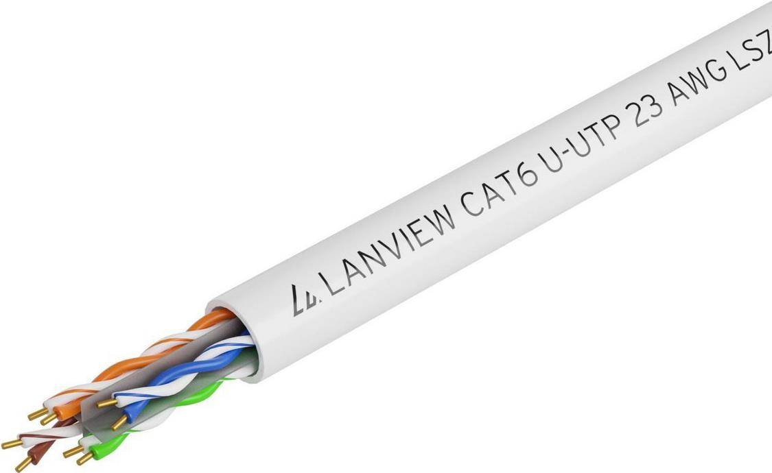 Nahaufnahme eines weißen LAN-Kabels mit der Beschriftung „LANVIEW CAT6 U-UTP