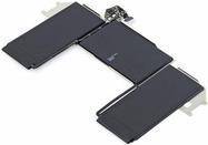 Drei schwarze rechteckige Lithium-Ionen-Batteriezellen sind verbunden und flach angeordnet und zeigen interne elektronische Komponenten eines Geräts.
