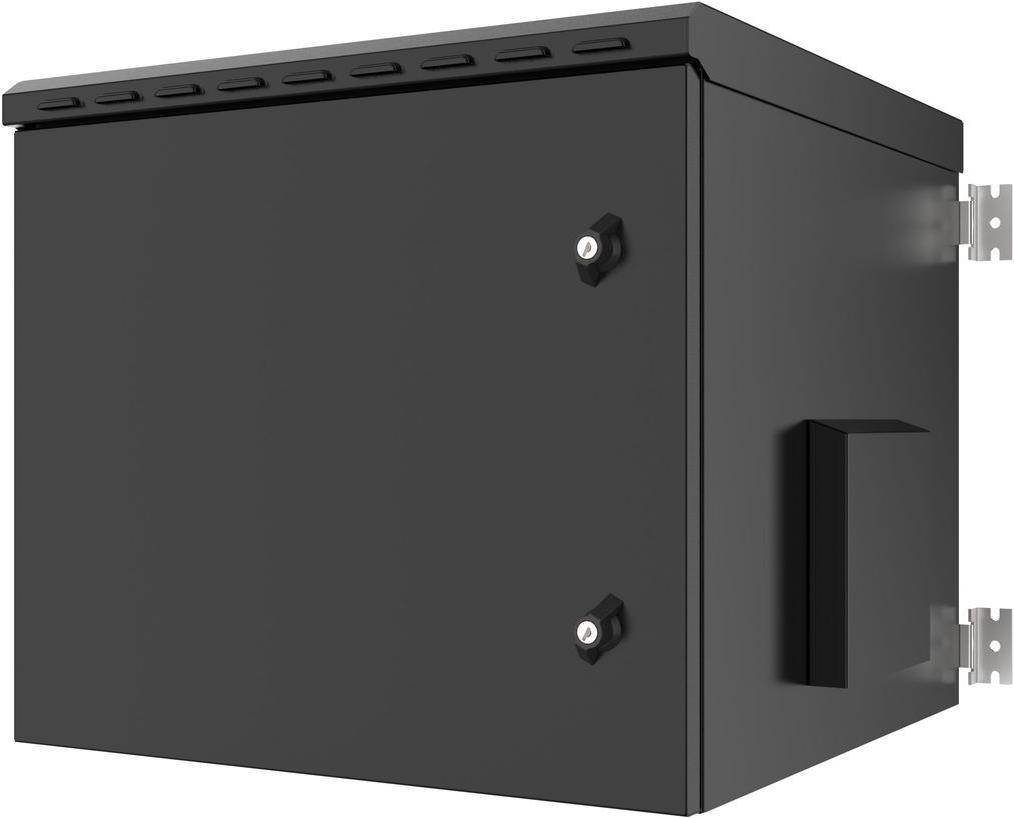 Ein schwarzer Metallschrank mit rechteckigem Griff und sichtbaren Schrauben, aus einem Winkel betrachtet, möglicherweise für Elektronik oder Lagerung.