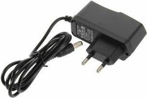 Ein schwarzer Stromstecker-Adapter mit angeschlossenem Kabel, geeignet für europäische Steckdosen, häufig verwendet zum Aufladen kleiner elektronischer Geräte.