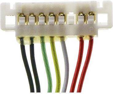 Eine Nahaufnahme eines Steckers mit sechs angeschlossenen Drähten. Die Drähte sind von links nach rechts in den Farben Schwarz, Blau, Grün, Gelb, Grau und Rot gefärbt.