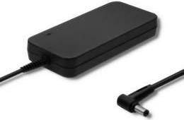 Ein schwarzer Laptop-Ladegerät mit Kabel und Stecker, konzipiert zum Stromversorgen von Geräten. Der Stecker hat einen 90-Grad-Winkel für einfache Bedienung.