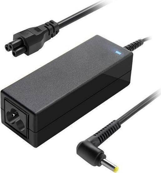 Ein schwarzer Laptop-Stromadapter mit angeschlossenem Kabel und zweipoliger Wandsteckdose.