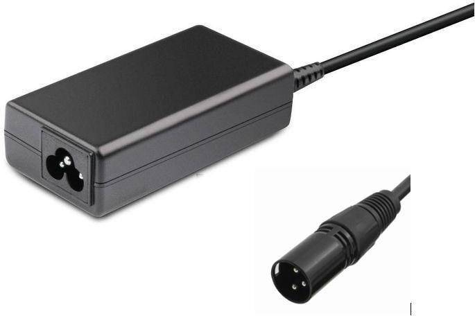 Ein schwarzer Netzteil mit einem dreipoligen Steckerkabel, entworfen für elektronische Geräte, dargestellt vor einem schlichten weißen Hintergrund.