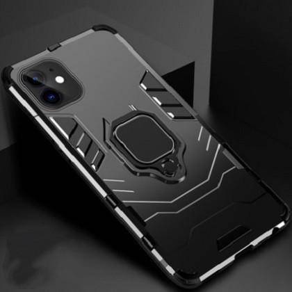 Ein schwarzes Smartphone-Case mit eckigen Designmustern und einem zentralen Ringhalter, vor einem grauen Hintergrund platziert.
