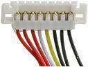 Nahaufnahme eines 8-poligen elektrischen Steckers mit acht farbigen Drähten: rot, orange, blau, weiß, gelb, schwarz, grau und grün.