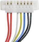 Ein kleiner weißer mehradriger Stecker mit sieben farbigen Drähten (rot, weiß, gelb, blau, schwarz) angebracht, der in elektronischen Geräten verwendet wird.