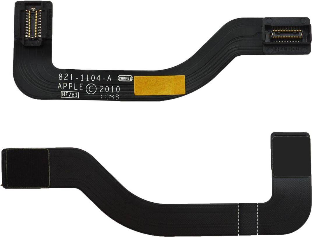 Ein flaches, schwarzes elektronisches Bandkabel mit Steckern und der Aufschrift „821-1104-A APPLE © 2010